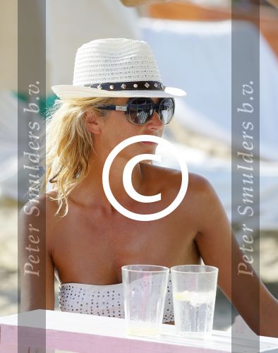 ibiza 29 juli 2015
Wendy v Dijk met Sem Lizzy haar moeder en man Erland Galjaard en zijn kinderen uit eerste huwelijk op strand van Coco beach. Herman den Blijker zijn zoon en vrouw alsmede John Ewbank dochter Day en Kelly Weekers zijn ook aanwezig