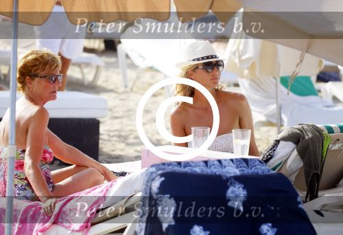 ibiza 29 juli 2015
Wendy v Dijk met Sem Lizzy haar moeder en man Erland Galjaard en zijn kinderen uit eerste huwelijk op strand van Coco beach. Herman den Blijker zijn zoon en vrouw alsmede John Ewbank dochter Day en Kelly Weekers zijn ook aanwezig