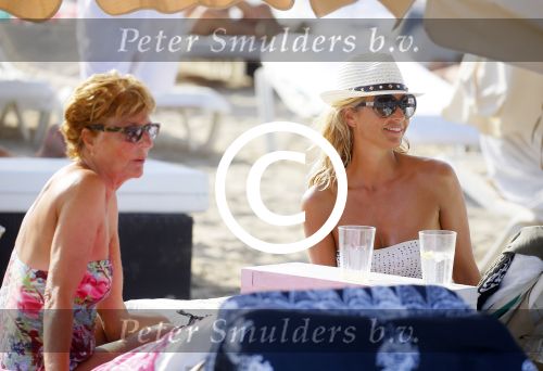 ibiza 29 juli 2015
Wendy v Dijk met Sem Lizzy haar moeder en man Erland Galjaard en zijn kinderen uit eerste huwelijk op strand van Coco beach. Herman den Blijker zijn zoon en vrouw alsmede John Ewbank dochter Day en Kelly Weekers zijn ook aanwezig