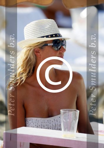 ibiza 29 juli 2015
Wendy v Dijk met Sem Lizzy haar moeder en man Erland Galjaard en zijn kinderen uit eerste huwelijk op strand van Coco beach. Herman den Blijker zijn zoon en vrouw alsmede John Ewbank dochter Day en Kelly Weekers zijn ook aanwezig