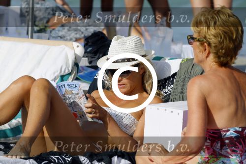ibiza 29 juli 2015
Wendy v Dijk met Sem Lizzy haar moeder en man Erland Galjaard en zijn kinderen uit eerste huwelijk op strand van Coco beach. Herman den Blijker zijn zoon en vrouw alsmede John Ewbank dochter Day en Kelly Weekers zijn ook aanwezig