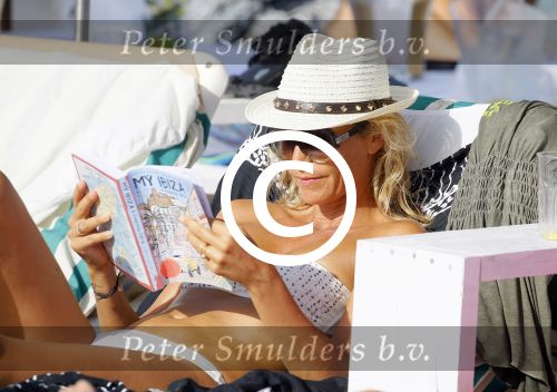 ibiza 29 juli 2015
Wendy v Dijk met Sem Lizzy haar moeder en man Erland Galjaard en zijn kinderen uit eerste huwelijk op strand van Coco beach. Herman den Blijker zijn zoon en vrouw alsmede John Ewbank dochter Day en Kelly Weekers zijn ook aanwezig