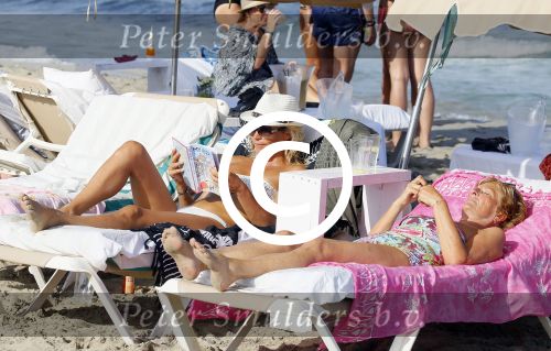 ibiza 29 juli 2015
Wendy v Dijk met Sem Lizzy haar moeder en man Erland Galjaard en zijn kinderen uit eerste huwelijk op strand van Coco beach. Herman den Blijker zijn zoon en vrouw alsmede John Ewbank dochter Day en Kelly Weekers zijn ook aanwezig