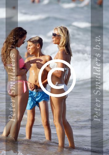 ibiza 29 juli 2015
Wendy v Dijk met Sem Lizzy haar moeder en man Erland Galjaard en zijn kinderen uit eerste huwelijk op strand van Coco beach. Herman den Blijker zijn zoon en vrouw alsmede John Ewbank dochter Day en Kelly Weekers zijn ook aanwezig