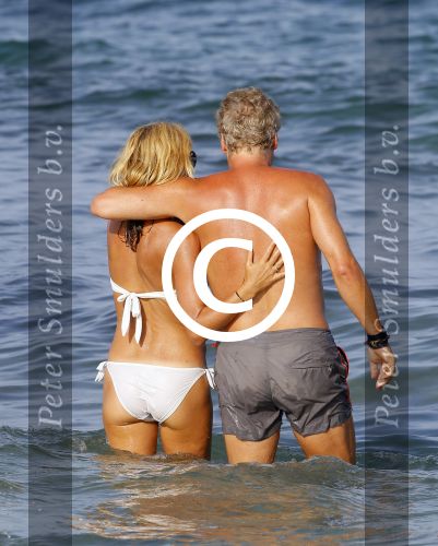 ibiza 29 juli 2015
Wendy v Dijk met Sem Lizzy haar moeder en man Erland Galjaard en zijn kinderen uit eerste huwelijk op strand van Coco beach. Herman den Blijker zijn zoon en vrouw alsmede John Ewbank dochter Day en Kelly Weekers zijn ook aanwezig