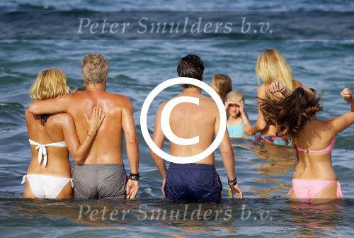 ibiza 29 juli 2015
Wendy v Dijk met Sem Lizzy haar moeder en man Erland Galjaard en zijn kinderen uit eerste huwelijk op strand van Coco beach. Herman den Blijker zijn zoon en vrouw alsmede John Ewbank dochter Day en Kelly Weekers zijn ook aanwezig