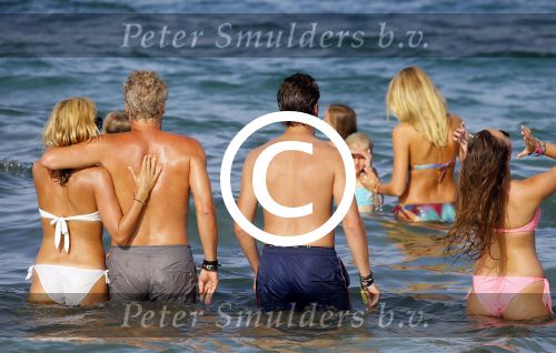 ibiza 29 juli 2015
Wendy v Dijk met Sem Lizzy haar moeder en man Erland Galjaard en zijn kinderen uit eerste huwelijk op strand van Coco beach. Herman den Blijker zijn zoon en vrouw alsmede John Ewbank dochter Day en Kelly Weekers zijn ook aanwezig