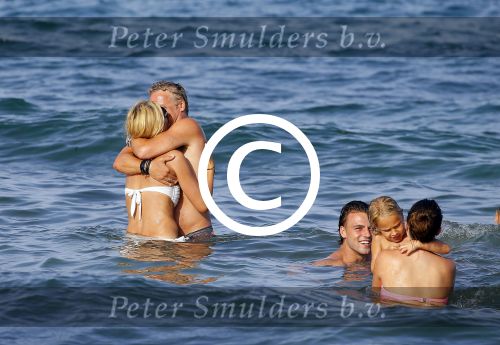 ibiza 29 juli 2015
Wendy v Dijk met Sem Lizzy haar moeder en man Erland Galjaard en zijn kinderen uit eerste huwelijk op strand van Coco beach. Herman den Blijker zijn zoon en vrouw alsmede John Ewbank dochter Day en Kelly Weekers zijn ook aanwezig