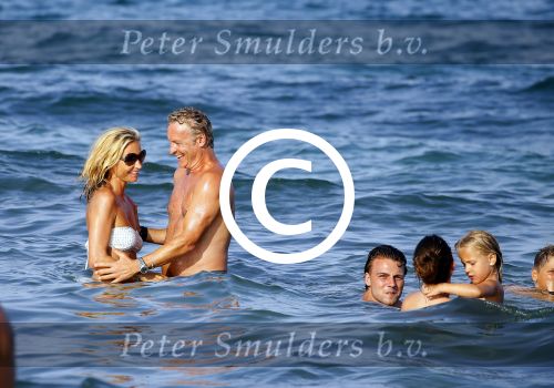 ibiza 29 juli 2015
Wendy v Dijk met Sem Lizzy haar moeder en man Erland Galjaard en zijn kinderen uit eerste huwelijk op strand van Coco beach. Herman den Blijker zijn zoon en vrouw alsmede John Ewbank dochter Day en Kelly Weekers zijn ook aanwezig