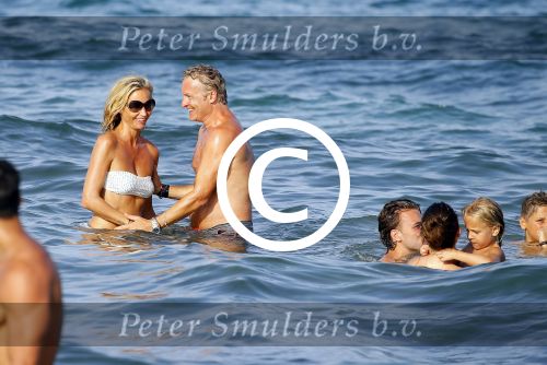 ibiza 29 juli 2015
Wendy v Dijk met Sem Lizzy haar moeder en man Erland Galjaard en zijn kinderen uit eerste huwelijk op strand van Coco beach. Herman den Blijker zijn zoon en vrouw alsmede John Ewbank dochter Day en Kelly Weekers zijn ook aanwezig