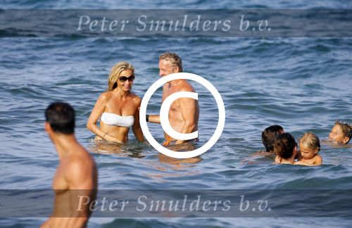 ibiza 29 juli 2015
Wendy v Dijk met Sem Lizzy haar moeder en man Erland Galjaard en zijn kinderen uit eerste huwelijk op strand van Coco beach. Herman den Blijker zijn zoon en vrouw alsmede John Ewbank dochter Day en Kelly Weekers zijn ook aanwezig