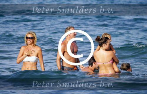 ibiza 29 juli 2015
Wendy v Dijk met Sem Lizzy haar moeder en man Erland Galjaard en zijn kinderen uit eerste huwelijk op strand van Coco beach. Herman den Blijker zijn zoon en vrouw alsmede John Ewbank dochter Day en Kelly Weekers zijn ook aanwezig