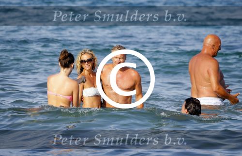 ibiza 29 juli 2015
Wendy v Dijk met Sem Lizzy haar moeder en man Erland Galjaard en zijn kinderen uit eerste huwelijk op strand van Coco beach. Herman den Blijker zijn zoon en vrouw alsmede John Ewbank dochter Day en Kelly Weekers zijn ook aanwezig