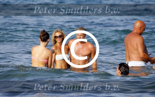 ibiza 29 juli 2015
Wendy v Dijk met Sem Lizzy haar moeder en man Erland Galjaard en zijn kinderen uit eerste huwelijk op strand van Coco beach. Herman den Blijker zijn zoon en vrouw alsmede John Ewbank dochter Day en Kelly Weekers zijn ook aanwezig