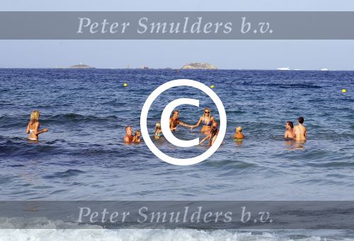 ibiza 29 juli 2015
Wendy v Dijk met Sem Lizzy haar moeder en man Erland Galjaard en zijn kinderen uit eerste huwelijk op strand van Coco beach. Herman den Blijker zijn zoon en vrouw alsmede John Ewbank dochter Day en Kelly Weekers zijn ook aanwezig