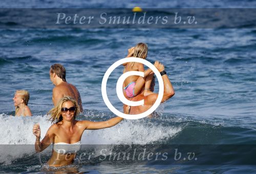 ibiza 29 juli 2015
Wendy v Dijk met Sem Lizzy haar moeder en man Erland Galjaard en zijn kinderen uit eerste huwelijk op strand van Coco beach. Herman den Blijker zijn zoon en vrouw alsmede John Ewbank dochter Day en Kelly Weekers zijn ook aanwezig