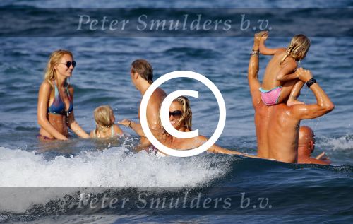 ibiza 29 juli 2015
Wendy v Dijk met Sem Lizzy haar moeder en man Erland Galjaard en zijn kinderen uit eerste huwelijk op strand van Coco beach. Herman den Blijker zijn zoon en vrouw alsmede John Ewbank dochter Day en Kelly Weekers zijn ook aanwezig