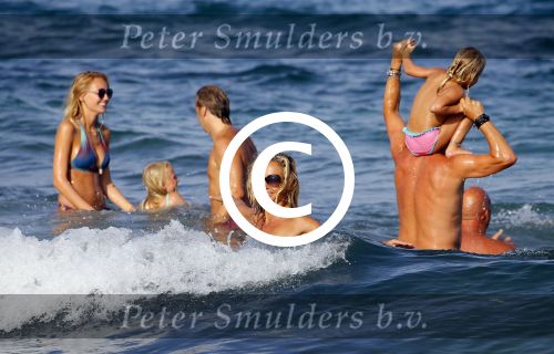 ibiza 29 juli 2015
Wendy v Dijk met Sem Lizzy haar moeder en man Erland Galjaard en zijn kinderen uit eerste huwelijk op strand van Coco beach. Herman den Blijker zijn zoon en vrouw alsmede John Ewbank dochter Day en Kelly Weekers zijn ook aanwezig