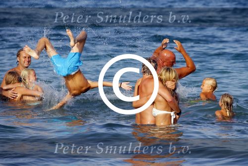 ibiza 29 juli 2015
Wendy v Dijk met Sem Lizzy haar moeder en man Erland Galjaard en zijn kinderen uit eerste huwelijk op strand van Coco beach. Herman den Blijker zijn zoon en vrouw alsmede John Ewbank dochter Day en Kelly Weekers zijn ook aanwezig