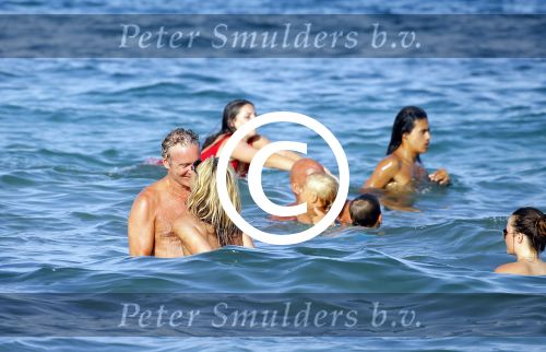 ibiza 29 juli 2015
Wendy v Dijk met Sem Lizzy haar moeder en man Erland Galjaard en zijn kinderen uit eerste huwelijk op strand van Coco beach. Herman den Blijker zijn zoon en vrouw alsmede John Ewbank dochter Day en Kelly Weekers zijn ook aanwezig