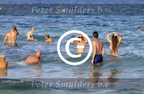 ibiza 29 juli 2015
Wendy v Dijk met Sem Lizzy haar moeder en man Erland Galjaard en zijn kinderen uit eerste huwelijk op strand van Coco beach. Herman den Blijker zijn zoon en vrouw alsmede John Ewbank dochter Day en Kelly Weekers zijn ook aanwezig