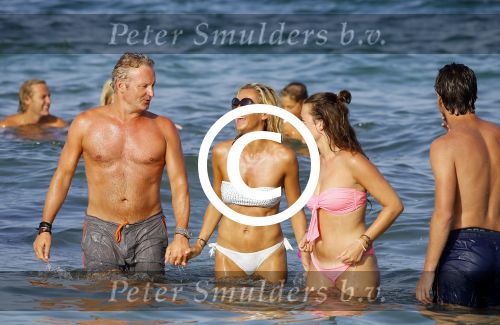ibiza 29 juli 2015
Wendy v Dijk met Sem Lizzy haar moeder en man Erland Galjaard en zijn kinderen uit eerste huwelijk op strand van Coco beach. Herman den Blijker zijn zoon en vrouw alsmede John Ewbank dochter Day en Kelly Weekers zijn ook aanwezig