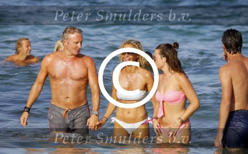 ibiza 29 juli 2015
Wendy v Dijk met Sem Lizzy haar moeder en man Erland Galjaard en zijn kinderen uit eerste huwelijk op strand van Coco beach. Herman den Blijker zijn zoon en vrouw alsmede John Ewbank dochter Day en Kelly Weekers zijn ook aanwezig