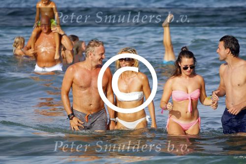 ibiza 29 juli 2015
Wendy v Dijk met Sem Lizzy haar moeder en man Erland Galjaard en zijn kinderen uit eerste huwelijk op strand van Coco beach. Herman den Blijker zijn zoon en vrouw alsmede John Ewbank dochter Day en Kelly Weekers zijn ook aanwezig