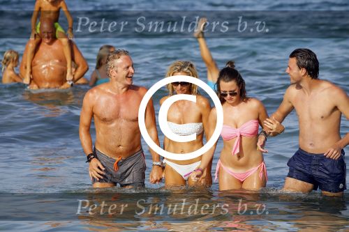 ibiza 29 juli 2015
Wendy v Dijk met Sem Lizzy haar moeder en man Erland Galjaard en zijn kinderen uit eerste huwelijk op strand van Coco beach. Herman den Blijker zijn zoon en vrouw alsmede John Ewbank dochter Day en Kelly Weekers zijn ook aanwezig