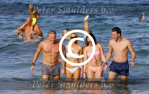 ibiza 29 juli 2015
Wendy v Dijk met Sem Lizzy haar moeder en man Erland Galjaard en zijn kinderen uit eerste huwelijk op strand van Coco beach. Herman den Blijker zijn zoon en vrouw alsmede John Ewbank dochter Day en Kelly Weekers zijn ook aanwezig