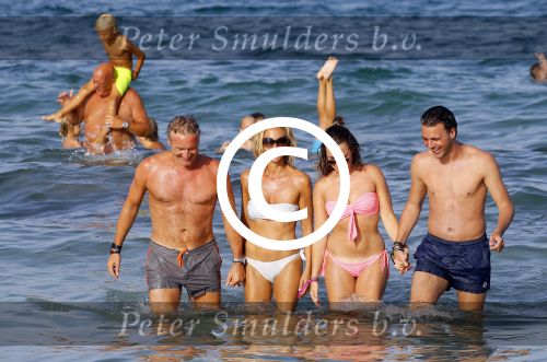 ibiza 29 juli 2015
Wendy v Dijk met Sem Lizzy haar moeder en man Erland Galjaard en zijn kinderen uit eerste huwelijk op strand van Coco beach. Herman den Blijker zijn zoon en vrouw alsmede John Ewbank dochter Day en Kelly Weekers zijn ook aanwezig