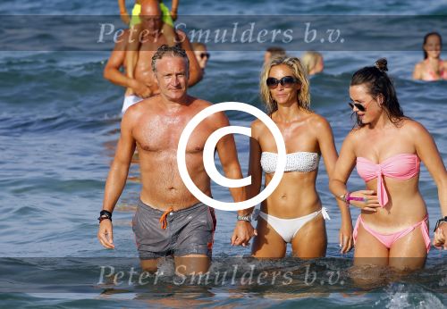 ibiza 29 juli 2015
Wendy v Dijk met Sem Lizzy haar moeder en man Erland Galjaard en zijn kinderen uit eerste huwelijk op strand van Coco beach. Herman den Blijker zijn zoon en vrouw alsmede John Ewbank dochter Day en Kelly Weekers zijn ook aanwezig