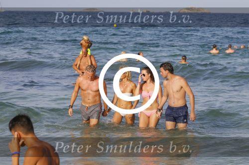 ibiza 29 juli 2015
Wendy v Dijk met Sem Lizzy haar moeder en man Erland Galjaard en zijn kinderen uit eerste huwelijk op strand van Coco beach. Herman den Blijker zijn zoon en vrouw alsmede John Ewbank dochter Day en Kelly Weekers zijn ook aanwezig