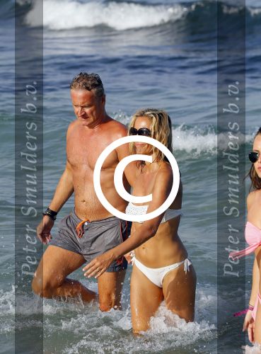 ibiza 29 juli 2015
Wendy v Dijk met Sem Lizzy haar moeder en man Erland Galjaard en zijn kinderen uit eerste huwelijk op strand van Coco beach. Herman den Blijker zijn zoon en vrouw alsmede John Ewbank dochter Day en Kelly Weekers zijn ook aanwezig