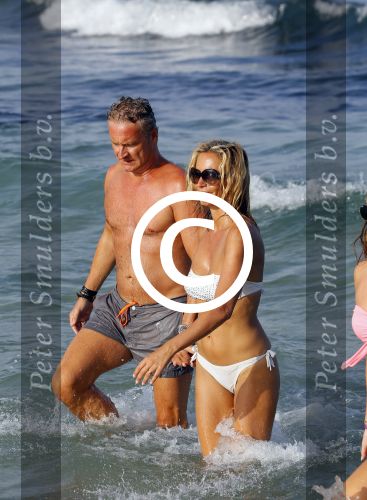 ibiza 29 juli 2015
Wendy v Dijk met Sem Lizzy haar moeder en man Erland Galjaard en zijn kinderen uit eerste huwelijk op strand van Coco beach. Herman den Blijker zijn zoon en vrouw alsmede John Ewbank dochter Day en Kelly Weekers zijn ook aanwezig