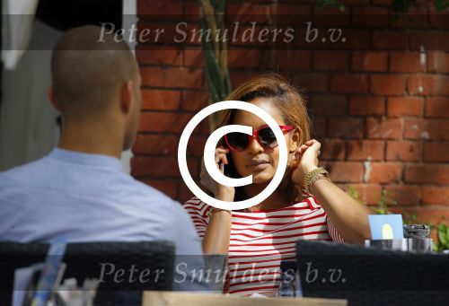 Amsterdam 11 augustus 2015
Winonah de Jong de jong met haar PA op terras