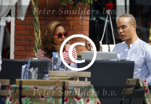 Amsterdam 11 augustus 2015
Winonah de Jong de jong met haar PA op terras