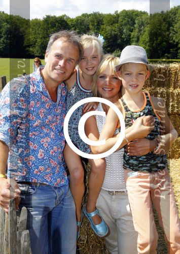 Amsterdam 10 juni 2015
Premiere Apenstreken bij kinderboederij in amsterdamse bos met oa Yvon Jaspers en Kim Lian v d Meij. Yvon met man en kinderen