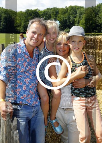 Amsterdam 10 juni 2015
Premiere Apenstreken bij kinderboederij in amsterdamse bos met oa Yvon Jaspers en Kim Lian v d Meij. Yvon met man en kinderen