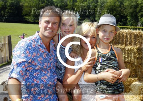 Amsterdam 10 juni 2015
Premiere Apenstreken bij kinderboederij in amsterdamse bos met oa Yvon Jaspers en Kim Lian v d Meij. Yvon met man en kinderen