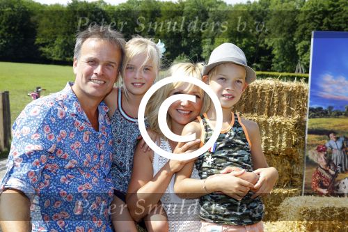 Amsterdam 10 juni 2015
Premiere Apenstreken bij kinderboederij in amsterdamse bos met oa Yvon Jaspers en Kim Lian v d Meij. Yvon met man en kinderen