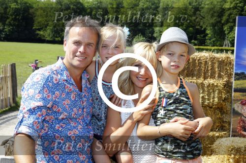 Amsterdam 10 juni 2015
Premiere Apenstreken bij kinderboederij in amsterdamse bos met oa Yvon Jaspers en Kim Lian v d Meij. Yvon met man en kinderen
