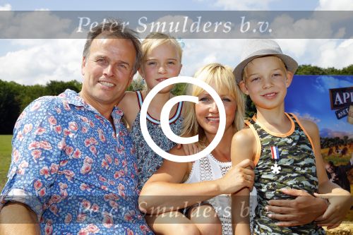 Amsterdam 10 juni 2015
Premiere Apenstreken bij kinderboederij in amsterdamse bos met oa Yvon Jaspers en Kim Lian v d Meij. Yvon met man en kinderen