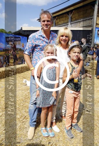 Amsterdam 10 juni 2015
Premiere Apenstreken bij kinderboederij in amsterdamse bos met oa Yvon Jaspers en Kim Lian v d Meij. Yvon met man en kinderen