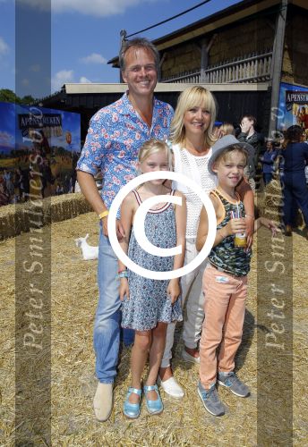 Amsterdam 10 juni 2015
Premiere Apenstreken bij kinderboederij in amsterdamse bos met oa Yvon Jaspers en Kim Lian v d Meij. Yvon met man en kinderen