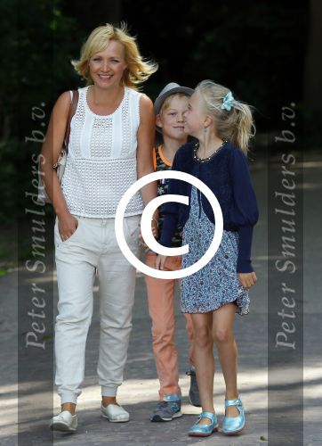 Amsterdam 10 juni 2015
Premiere Apenstreken bij kinderboederij in amsterdamse bos met oa Yvon Jaspers en Kim Lian v d Meij. Yvon met man en kinderen