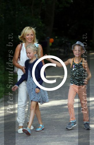 Amsterdam 10 juni 2015
Premiere Apenstreken bij kinderboederij in amsterdamse bos met oa Yvon Jaspers en Kim Lian v d Meij. Yvon met man en kinderen