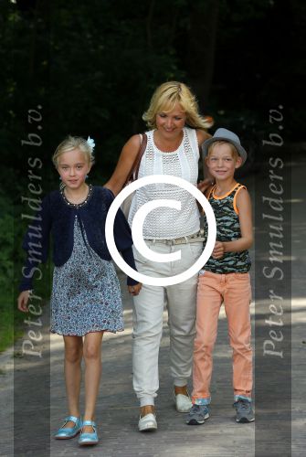 Amsterdam 10 juni 2015
Premiere Apenstreken bij kinderboederij in amsterdamse bos met oa Yvon Jaspers en Kim Lian v d Meij. Yvon met man en kinderen