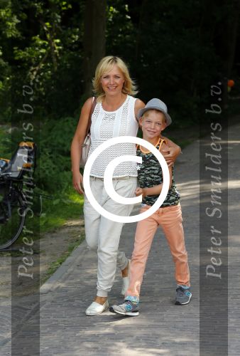 Amsterdam 10 juni 2015
Premiere Apenstreken bij kinderboederij in amsterdamse bos met oa Yvon Jaspers en Kim Lian v d Meij. Yvon met man en kinderen