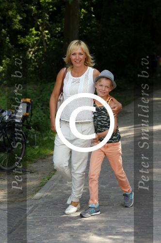 Amsterdam 10 juni 2015
Premiere Apenstreken bij kinderboederij in amsterdamse bos met oa Yvon Jaspers en Kim Lian v d Meij. Yvon met man en kinderen